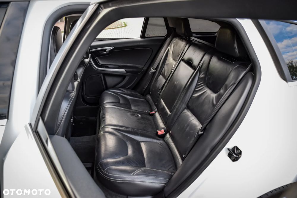 Volvo V60 D3 R-Design - 33