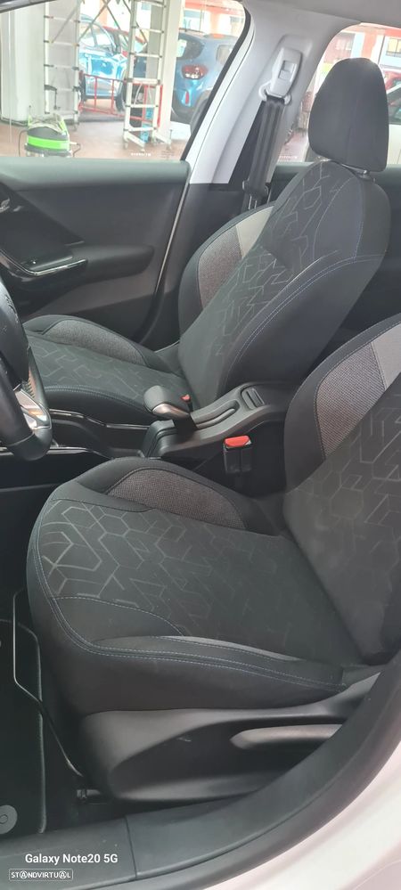 Peugeot 2008 BlueHDi 100 STOP & START Signature - 20