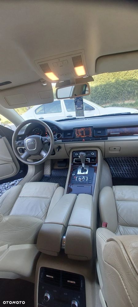 Audi A8 4.2 L Quattro - 28