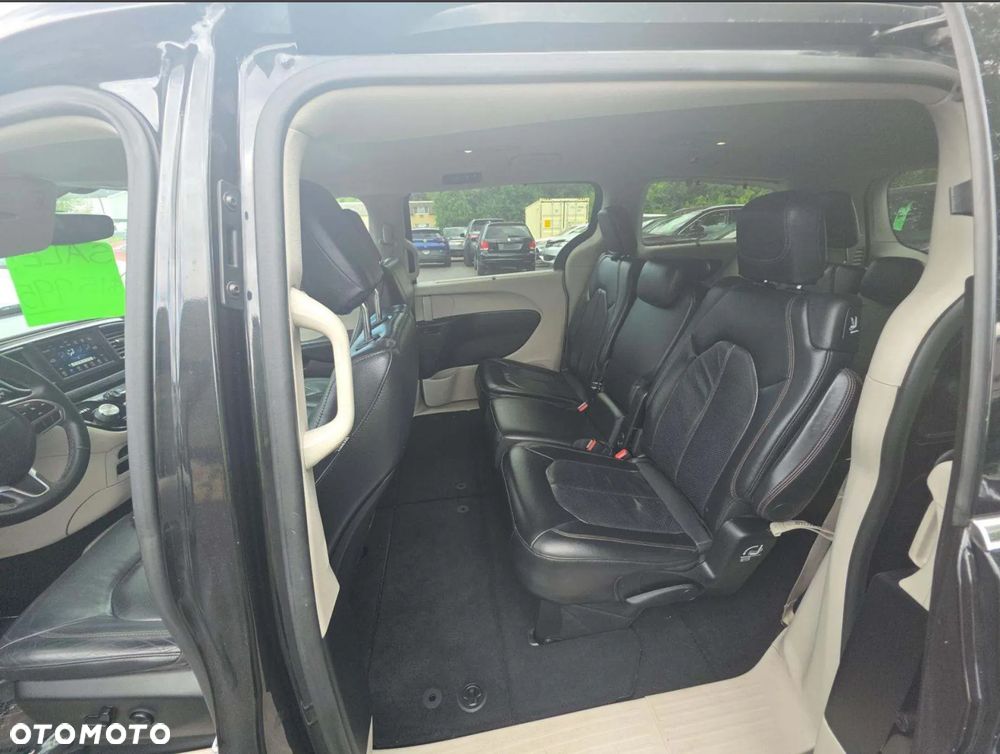 Chrysler Pacifica - 12