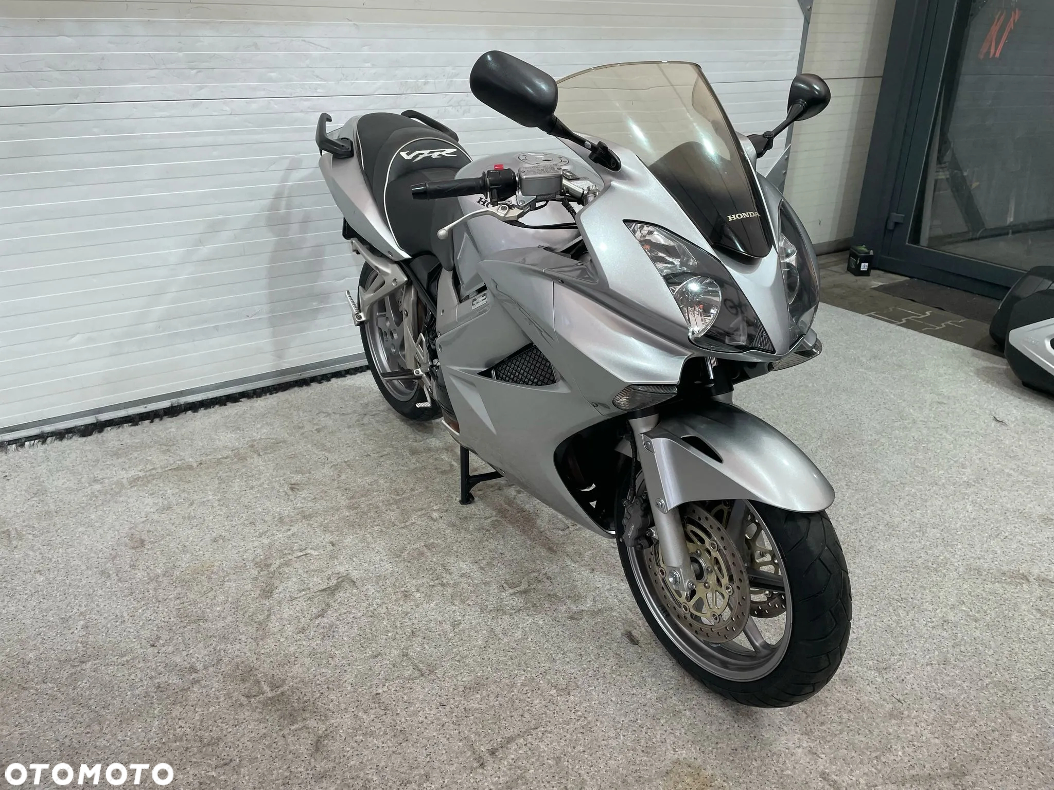 Honda VFR - 16