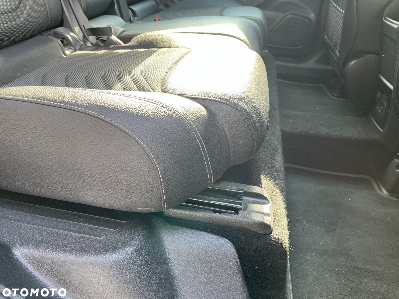 Mercedes-Benz GLB - 24