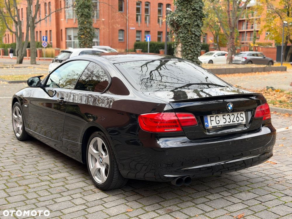 BMW 3 Series 2010 photo 3