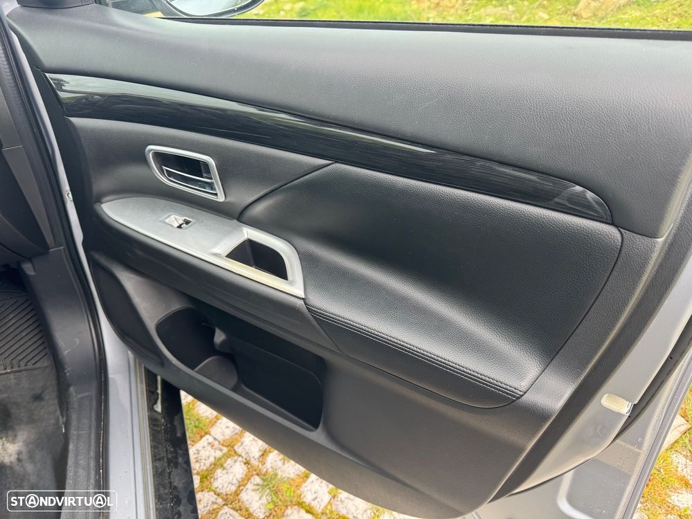 Mitsubishi Outlander 2.2 DI-D Instyle Navi - 21