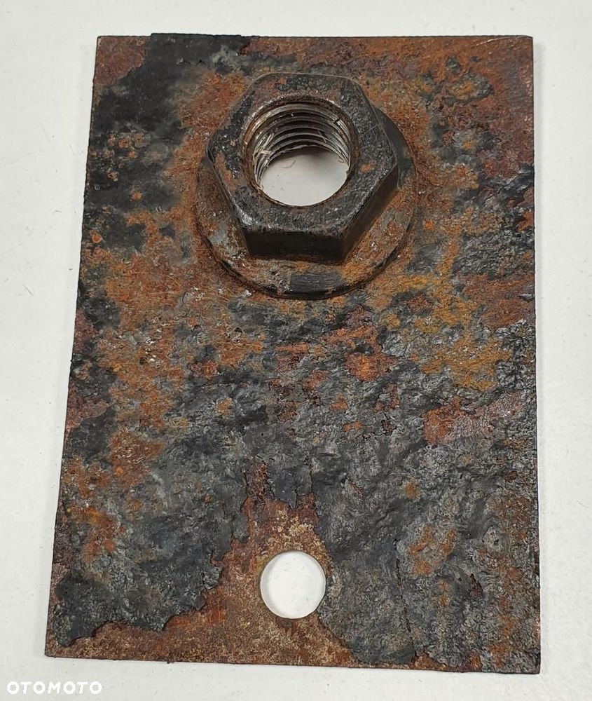 UCHWYT MOCOWANIE WSPORNIK TYŁ ASTON MARTIN RAPIDE - 1