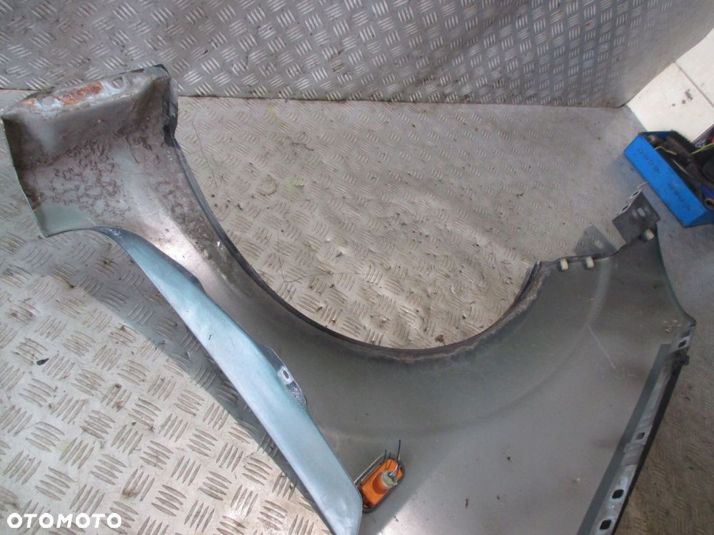 BLOTNIK PRAWY PRZÓD FORD FIESTA MK6 KOLOR R3 - 4