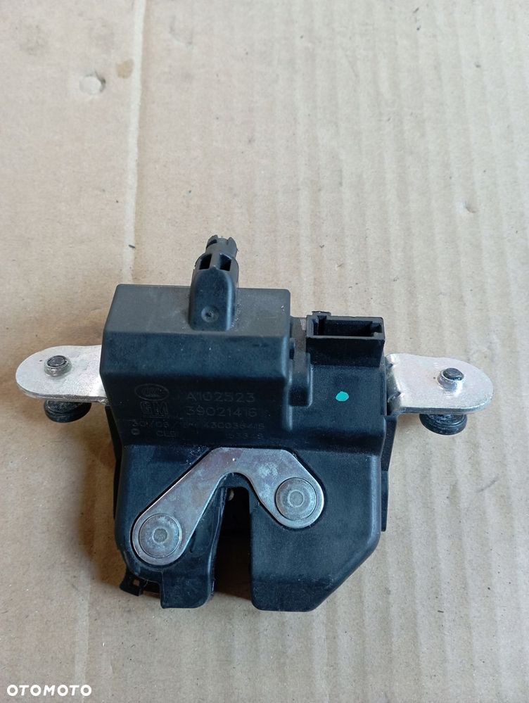 OPEL ASTRA ZAMEK RYGIEL KLAPY BAGAŻNIKA 390214216 - 1