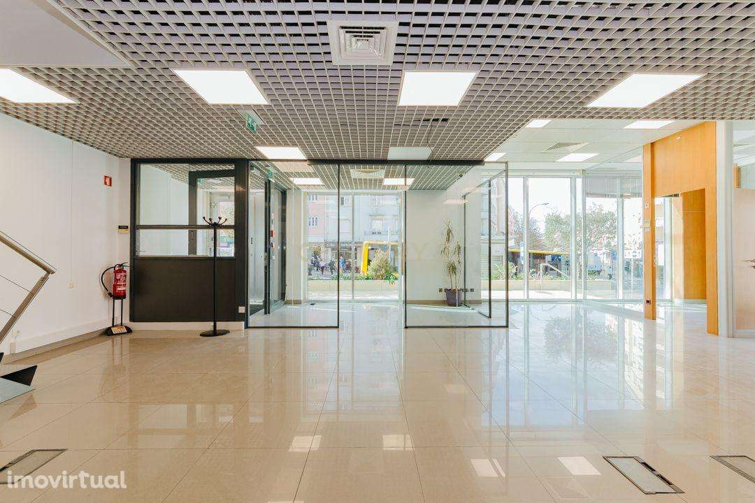 Loja/Escritório no Areeiro, com 2 lugares de estacionamento - Grande imagem: 3/32