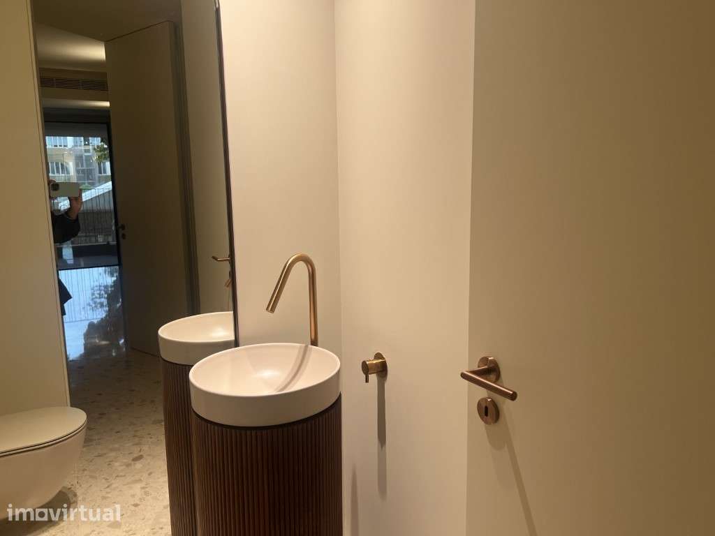 Apartamento T2 Novo com Varandas e Box para 2 Viaturas na Foz - Grande imagem: 4/9