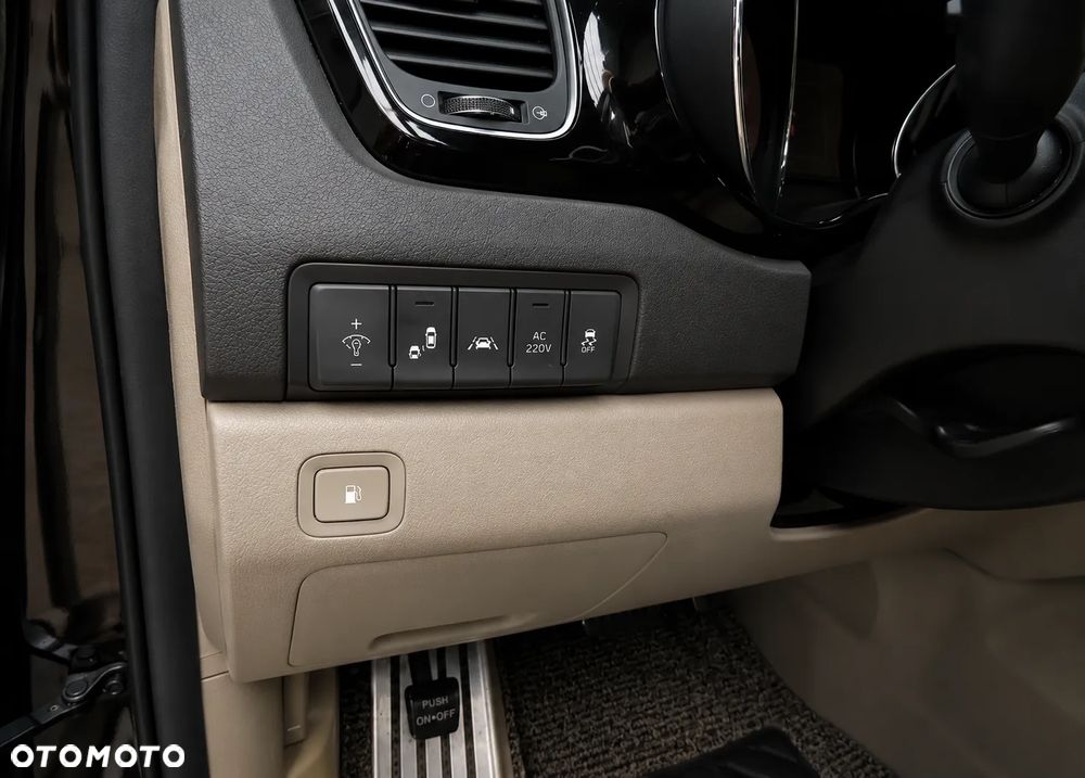 Kia Carnival - 12