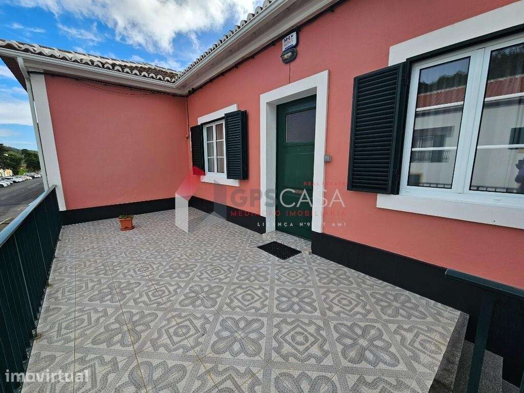 Moradia T3 com jardim e garagem, a poucos minutos do Centro da Praia d - Grande imagem: 2/34
