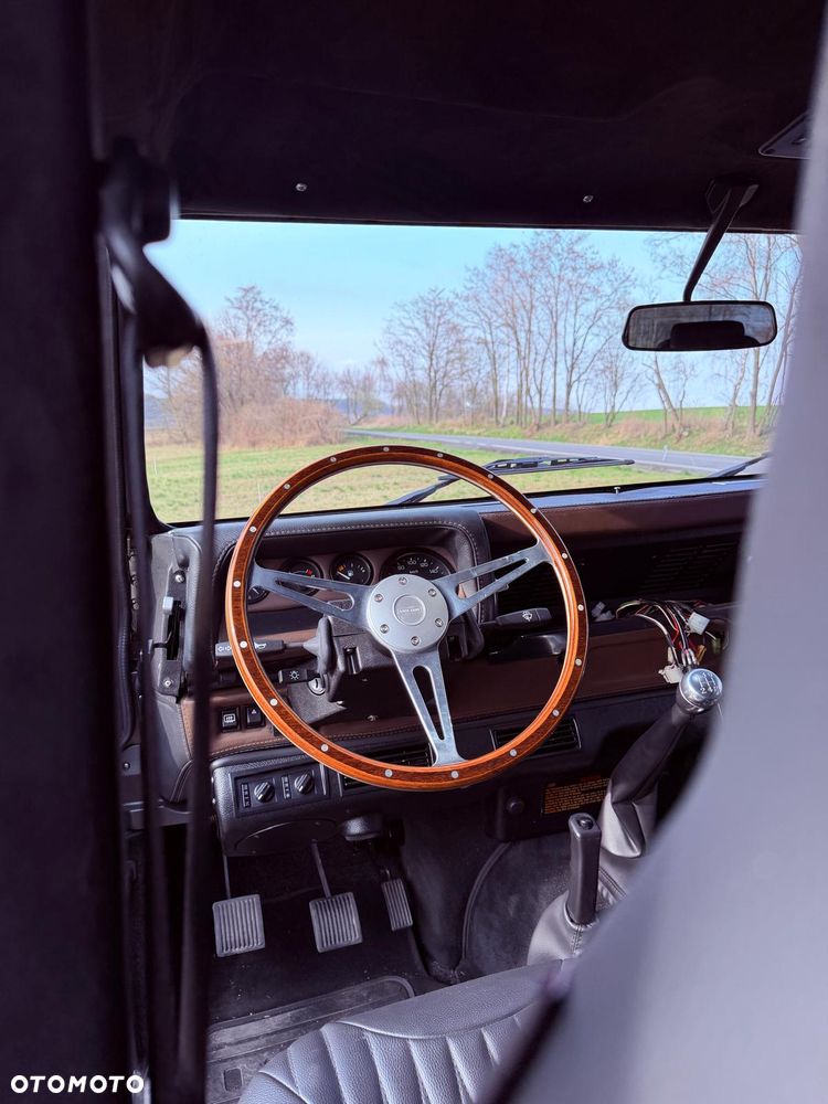 Land Rover Defender - 12