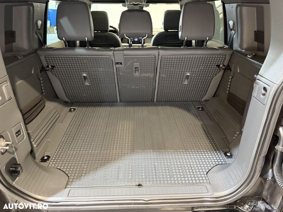 Land Rover Defender - 35