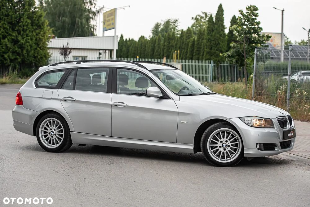 BMW Seria 3 325i xDrive Touring - 13