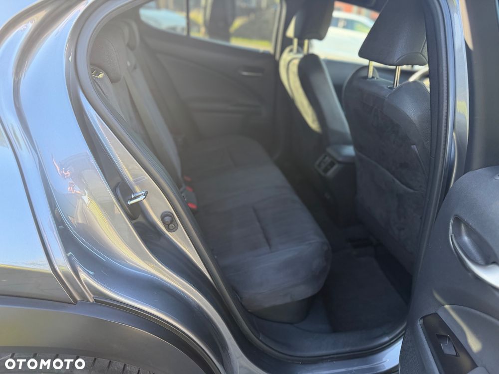 Lexus UX 250h - 18