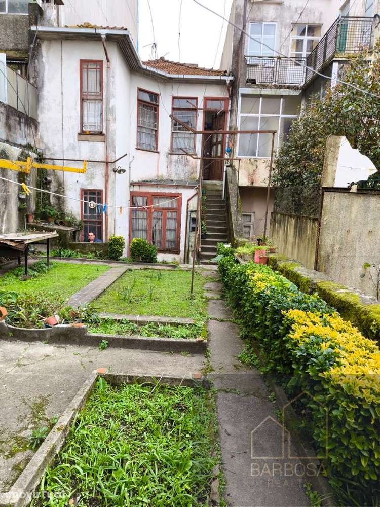 Moradia ANTAS - Av. F. Magalhaes - possivel prédio R/Ch+5! Zona ARU! - Grande imagem: 2/24
