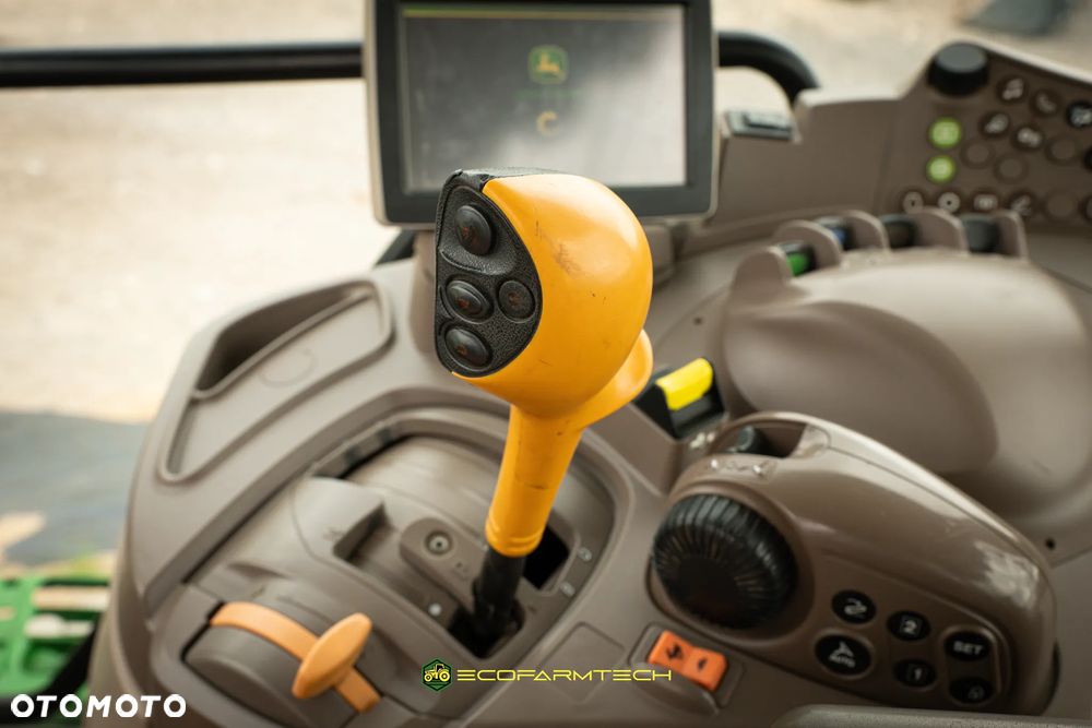 John Deere 6215R - 6