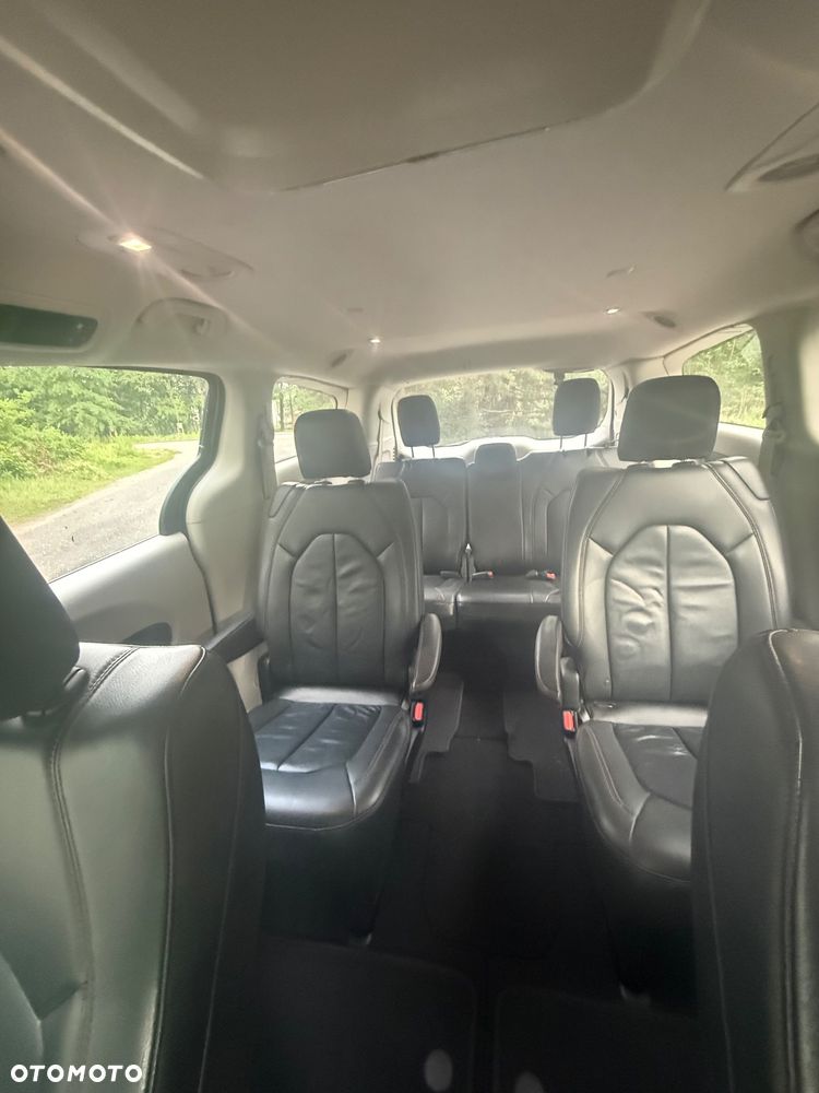 Chrysler Pacifica - 12