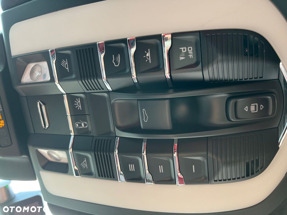 Porsche Macan Turbo - 32