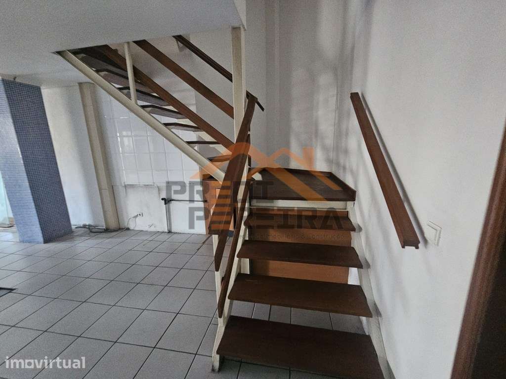Situada na Póvoa de Santo Adrião, Odivelas, loja/armazém com 230 m². - Grande imagem: 2/21