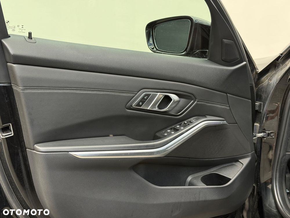 BMW Seria 3 320d M Sport - 17