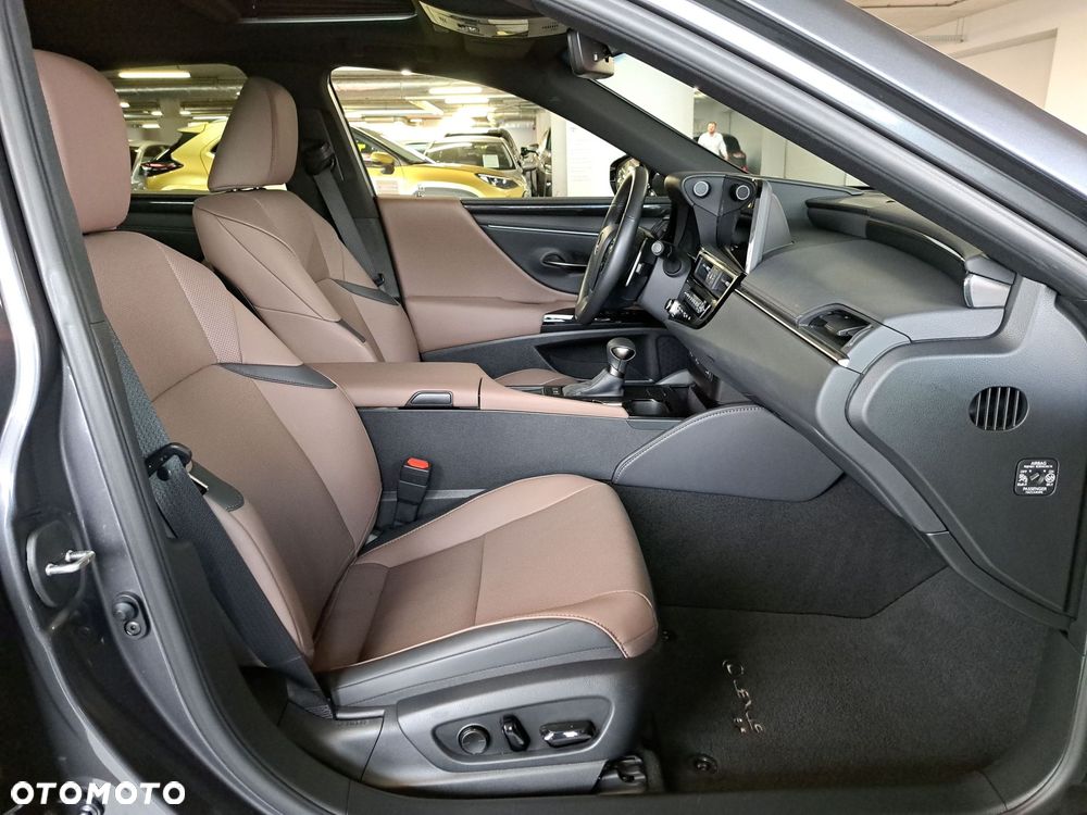 Lexus ES 300h Business Edition - 16