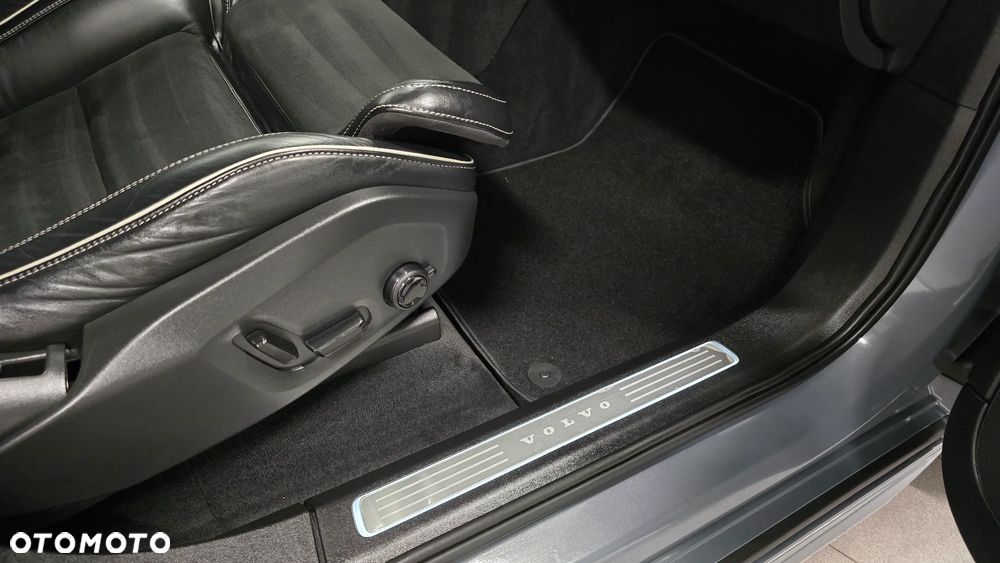 Volvo XC 90 D5 SCR AWD R-Design 7os - 17