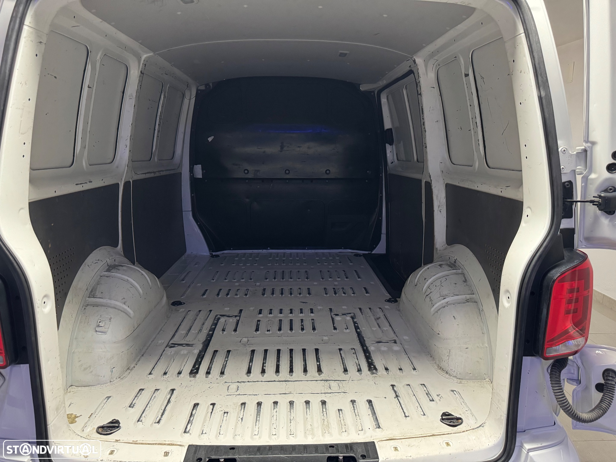 VW TRANSPORTER 2.0 TDI C/IVA BUSINESS AC OCASIÃO - 30