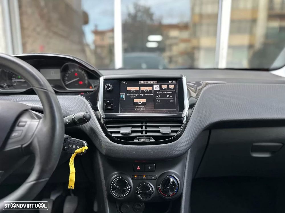 Peugeot 2008 1.2 PureTech Style - 24