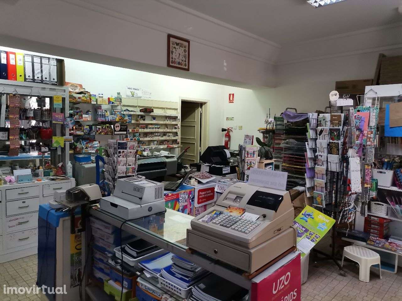 Papelaria Tabacaria em funcionamento, passagem de peões,e transportes - Grande imagem: 3/14