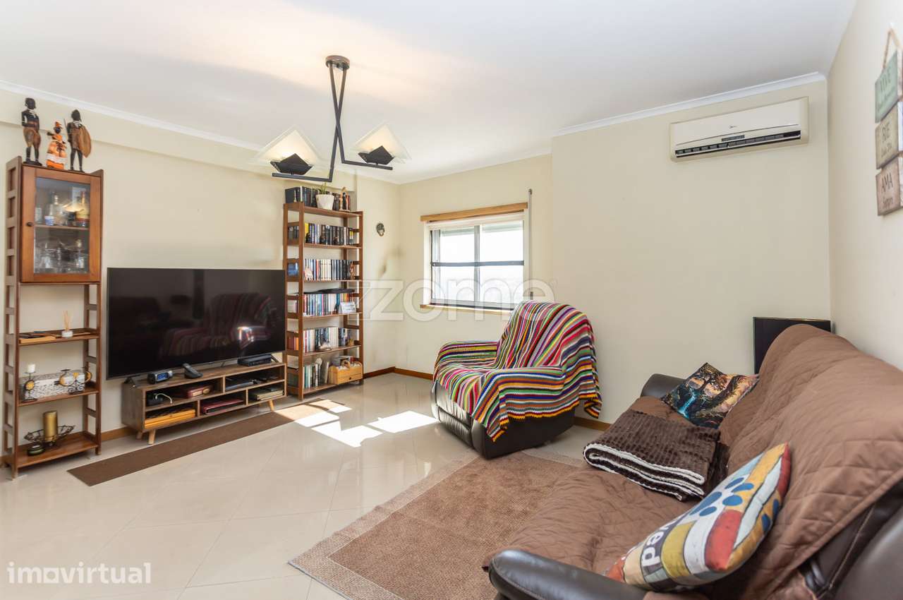 Apartamento T3 c/ Parqueamento e Arrecadação- Santa Marta do Pinhal - Grande imagem: 2/22