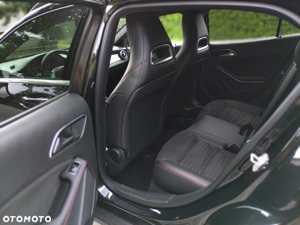 Mercedes-Benz GLA - 9