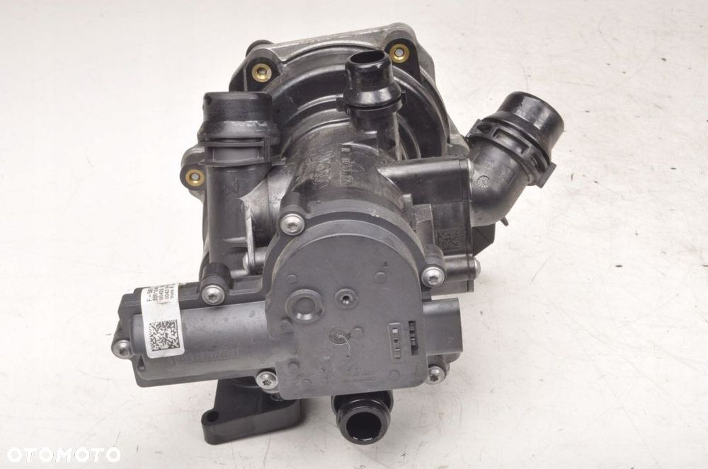 AUDI A4 B9 2.0 TFSI POMPA WODY 06L121111M - 2
