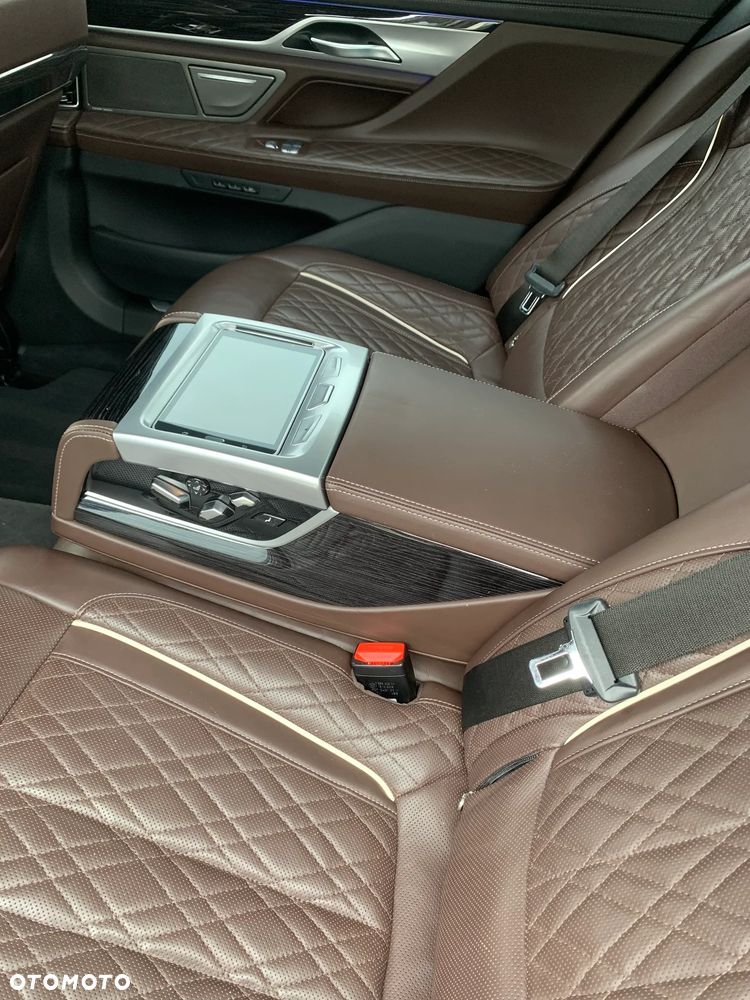 BMW Seria 7 750Li xDrive - 14