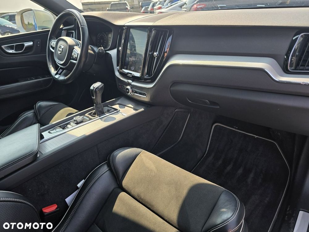 Volvo XC 60 D4 SCR AWD R-Design - 22