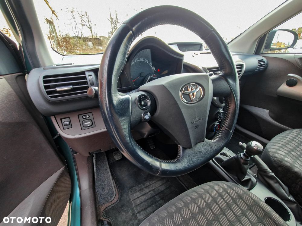 Toyota iQ - 12