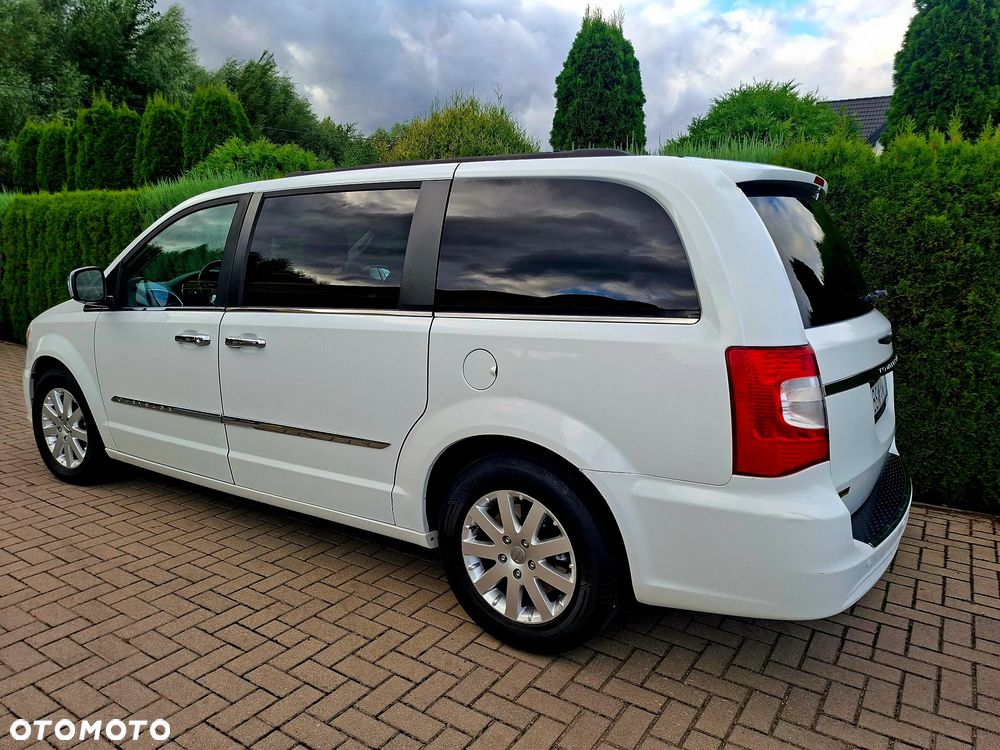 Chrysler Town & Country - 3