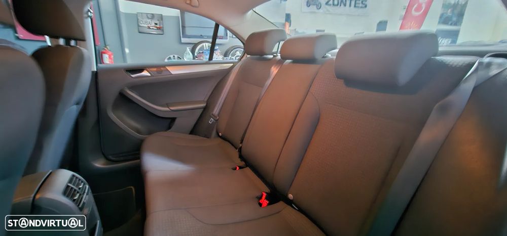 VW Jetta 2.0 TDI Confortline - 47