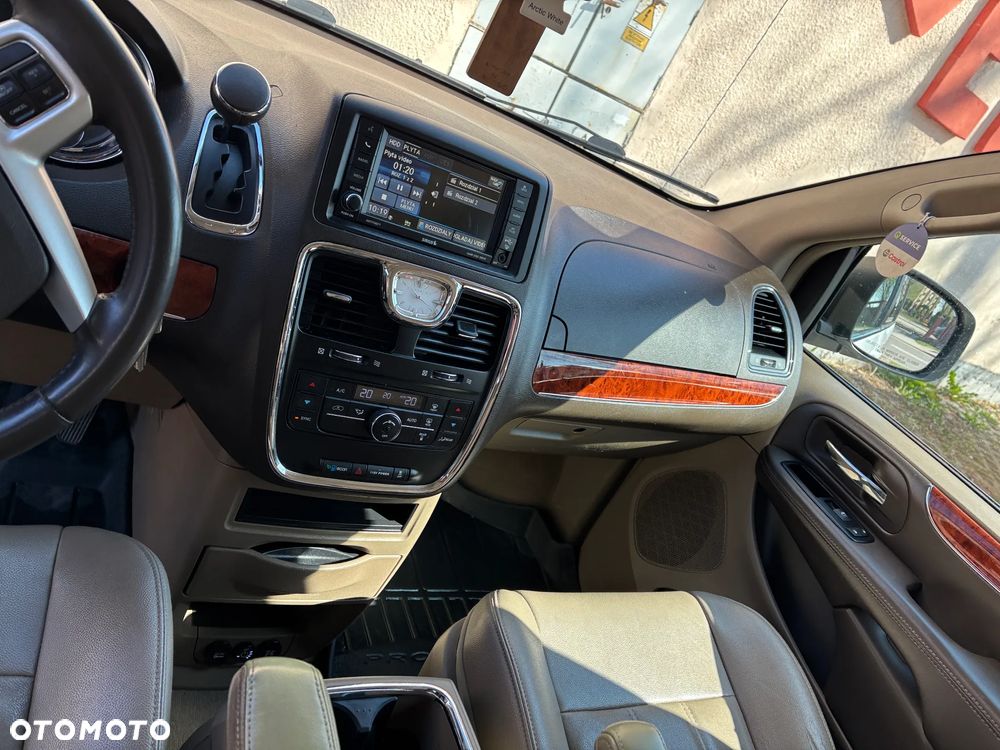 Chrysler Town & Country 3.6 Limited - 10