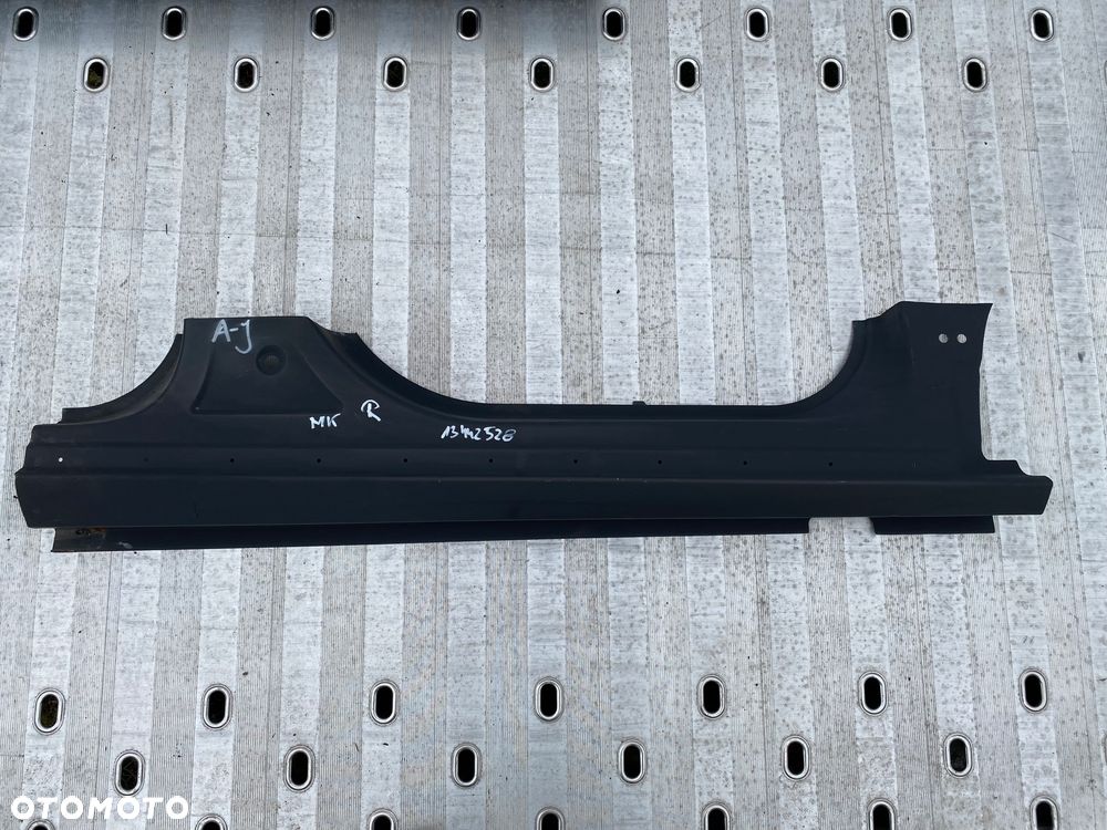 Opel Astra J próg prawy - 1