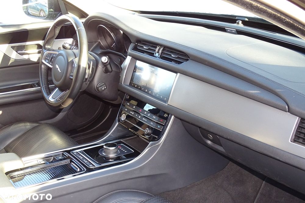 Jaguar XF 20d Prestige - 37