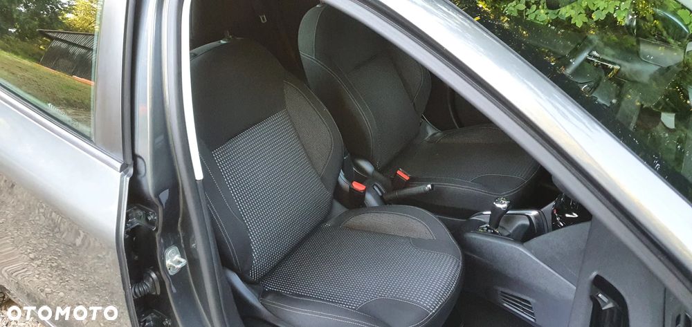 Peugeot 208 - 8