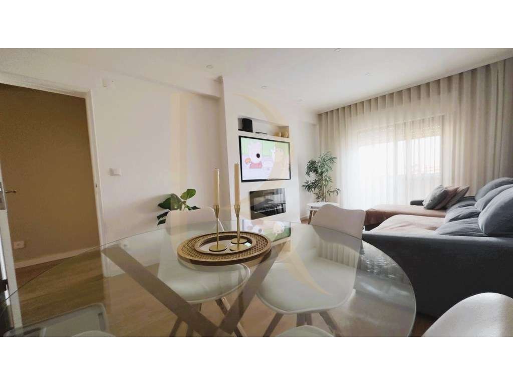 Apartamento T3 com elevador, marquise e arrecadação no Fogueteiro - Grande imagem: 2/24