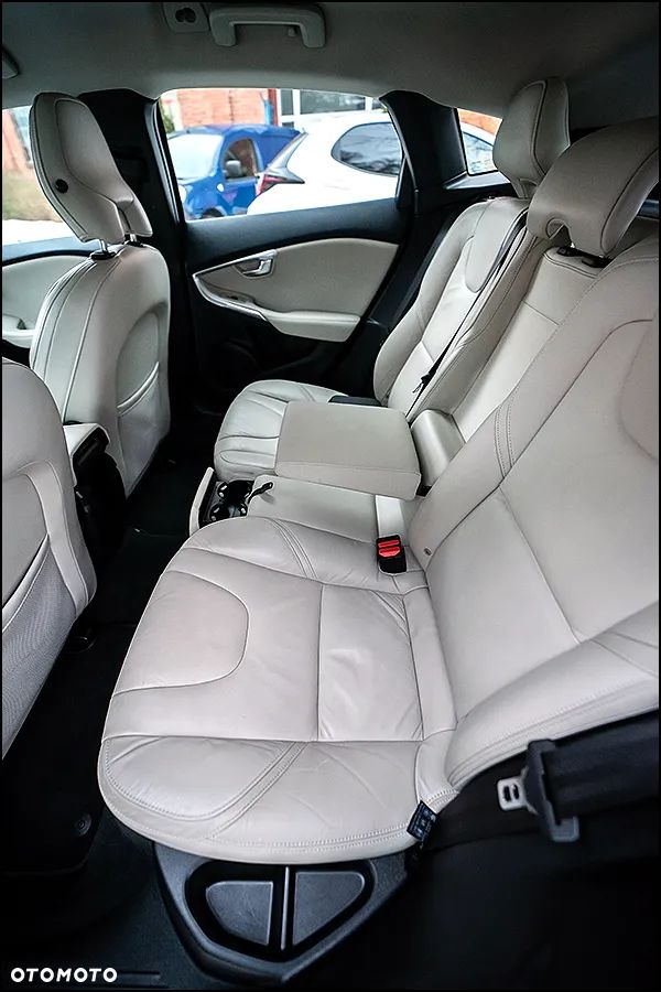 Volvo V40 D2 Summum - 33