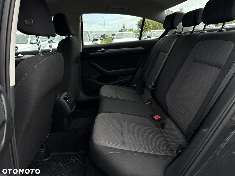 Volkswagen Passat - 11