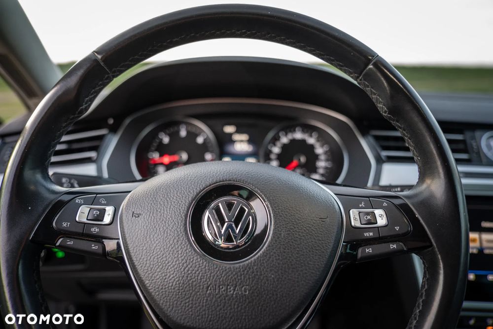 Volkswagen Passat - 12