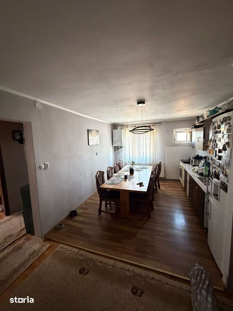 Apartament spațios cu 4 camere – Marghita, zona centrală — fotografia 2