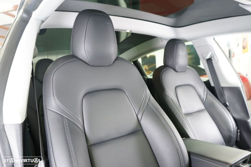 Tesla Model 3 Long-Range Dual Motor AWD - 32