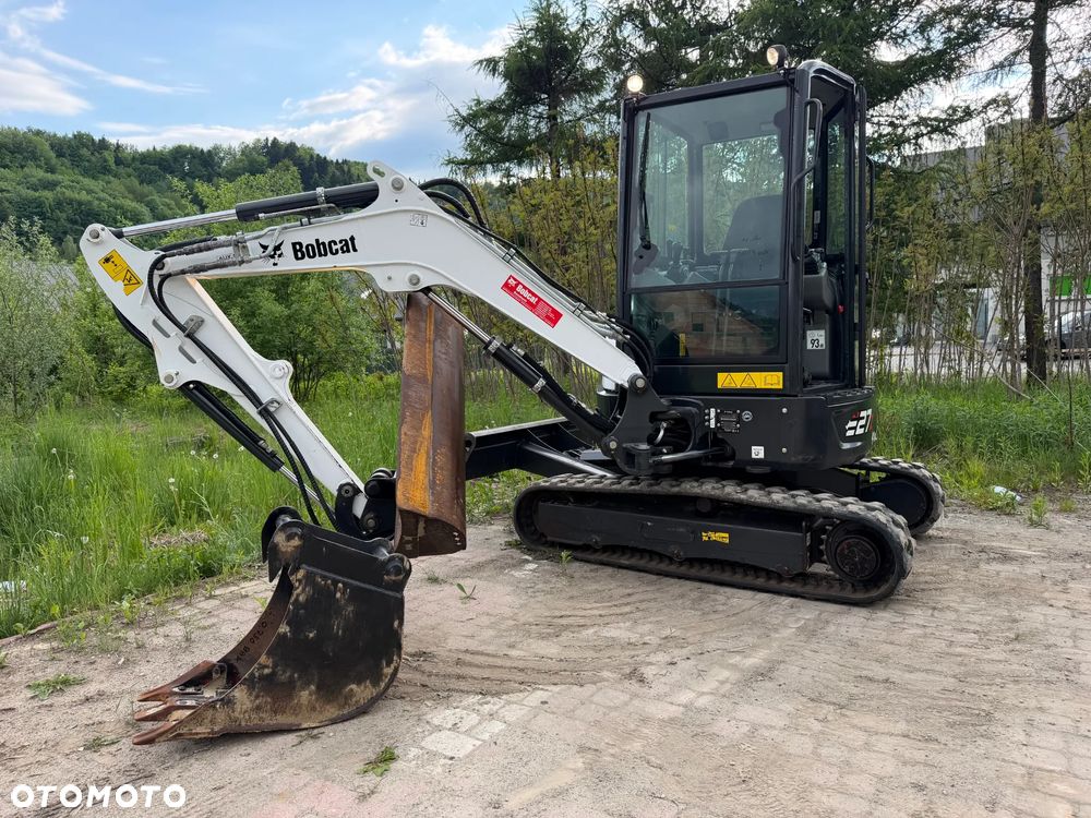 Bobcat E27z. Koparka Gąsienicowa 2,7 tony. 2024 rok. 870 mtg. Maszyna nie różni się od nowej z salonu!! Skarpówka Hydrauliczna! Pochodzi ze szkółki roślinnej z Norwegii. Zero luzów. pracowała przy krzewach!! Aktualna DEKRA dokumentacja. Silnik Yanmar! Linie Hydr. Dodatkowe. Szybkozłącze Hydr. Szybka wolna jazda. Wersja Norweska. Długie ramię. OKAZJA. Zero wycieków. Sztywna maszyna! - 29
