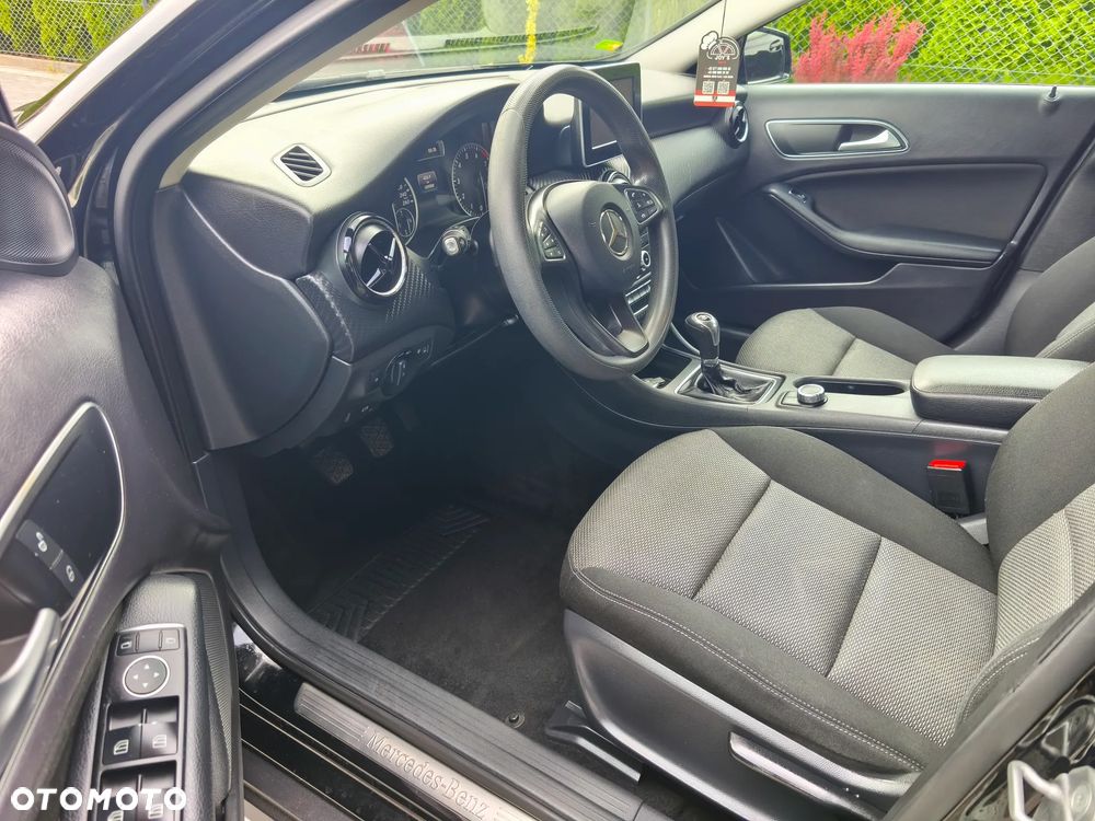 Mercedes-Benz GLA 180 Urban - 15